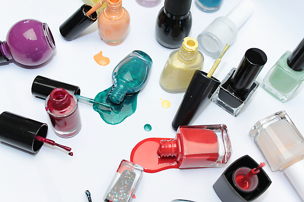 포토 JPG 해외이미지 컨셉 탁자 사람없음 장식 세트 컬러풀 화장품 흐름 화려 네일아트 매니큐어 쏟아짐 매니큐어솔 해외202004 해외포토 컬러 가구 모션 뷰티 솔 파일형식 이미지허브