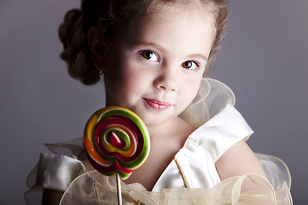 포토 JPG 해외이미지 백인 헤어스타일 손 응시 드레스 여자 딸 행복 얼굴 어린이 포즈 건강 사탕 한명 사람 머리 기쁨 육아 표현 입 달콤 만족 긍정 결백 천진난만 해외202004 해외포토 서양인 1 시선 옷 감정 컨셉 가족 디저트 신체부위 맛 파일형식 이미지허브