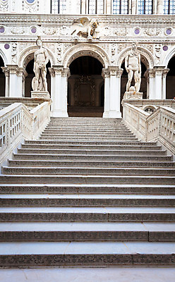 포토 JPG 해외이미지 유럽 여행 백그라운드 건축양식 창문 미술 사람없음 건물 장식 조각상 계단 이탈리아 궁전 골동품 복도 고급 닫기 묘사 대리석 베네치아 단계 천연기념물 강렬 옛날 카피스페이스 해외202004 해외포토 건축물 건축 나라 컨셉 고건축 재료 모션 문화예술 조형물 공백 파일형식 이미지허브