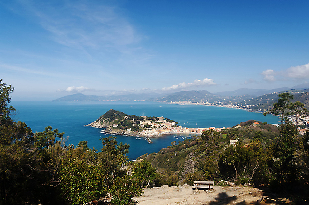 포토 JPG 해외이미지 바다 건축양식 자연 휴가 주택 풍경 사람없음 야외 여름 파란색 태양 마을 침묵 이탈리아 도시 만 보트 작음 옛날 해외202004 해외포토 자연요소 계절 건축 유럽 컬러 배_교통 건물 소리 크기 생태계 파일형식 이미지허브