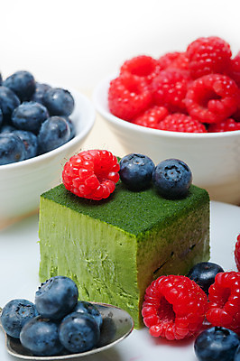 포토 JPG 해외이미지 디저트 실내 사람없음 흰배경 블루베리 산딸기 무스케이크 녹차맛 해외202004 해외포토 음식 백그라운드 과일 내부 케이크 흰색 맛 녹차 파일형식 이미지허브