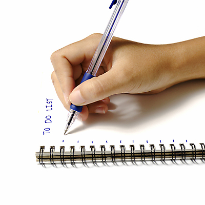 포토 JPG 해외이미지 손 실내 들기 신체부위 펜 기록 잡기 계획 스프링노트 해외202004 투두리스트 해외포토 컨셉 모션 사람 내부 필기구 공책 리스트 파일형식 이미지허브