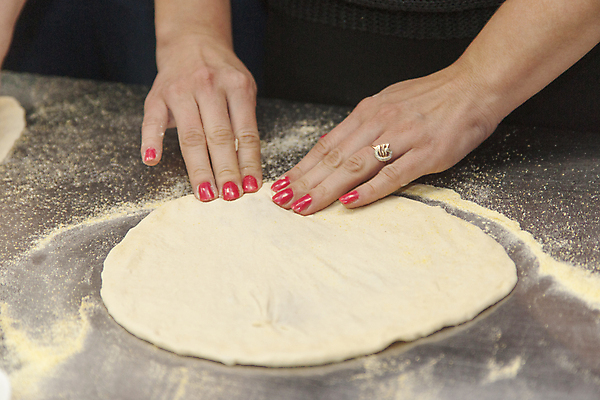 포토 JPG 해외이미지 손 여자 음식 빵 가사 재료 탁자 피자 파스타 건강 관리 요리 사람 사람없음 목재 주방 요리사 식사 빵집 흰색 시골 신선 작업 가루 밀 굽기 준비 날것 반죽 만들기 밀가루 레시피 성분 밀가루반죽 이스트 제빵사 페스츄리 핸드메이드 해외202004 해외포토 나무 직업 컬러 가구 모션 곡류 패스트푸드 서양음식 신체부위 상점 구이 파일형식 이미지허브