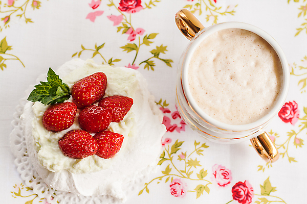 포토 JPG 해외이미지 커피 딸기 디저트 실내 사람없음 케이크 머랭 해외202004 파블로바 해외포토 음료 음식 과일 내부 파일형식 이미지허브