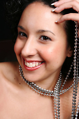 포토 JPG 해외이미지 백인 모델 여자 행복 여유 얼굴 줄 포즈 목걸이 장신구 갈색머리 한명 미소 사람 유행 닫기 은색 보석 특징 스타일 해외202004 해외포토 서양인 1 헤어스타일 감정 컬러 모션 표정 신체부위 광석 파일형식 이미지허브