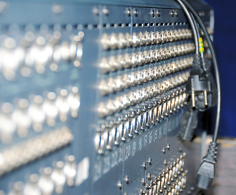 포토 JPG 해외이미지 직업 산업 선 음악 통신 부분 사람없음 전자제품 금속 힘 소리 블록 장비 판넬 네트워크 선택 콘센트 플러그 연결 믹서 마이크 전자 오디오 잭 스위치 스테레오 전송 섞기 신발장 입력 제어 줄서기 많음 해외202004 해외포토 음향기기 컨셉 모션 재질 문화예술 파일형식 이미지허브