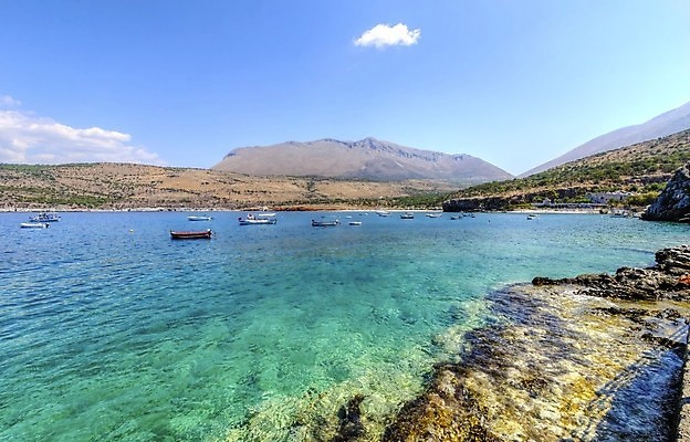 포토 JPG 해외이미지 유럽 모래 바다 여행 자연 휴가 산 따뜻함 풍경 사람없음 야외 물 여름 파란색 햇빛 태양 여행객 맑음 수영 흰색 만 동굴 망토 크리스탈 지중해 그리스 장면 남쪽 그리스인 이국적 파라다이스 해외202004 해외포토 자연요소 서양인 계절 나라 컬러 날씨 사람 수상스포츠 광석 방향 생태계 파일형식 이미지허브