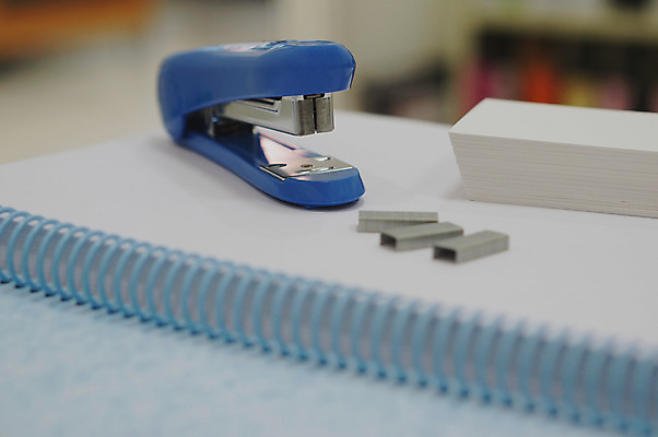 포토 JPG 해외이미지 디자인 교육 종이 백그라운드 장신구 학교 사람없음 파란색 금속 스테이플러 오브젝트 초보 항목 해외202004 해외포토 컬러 재질 사무용품 파일형식 이미지허브