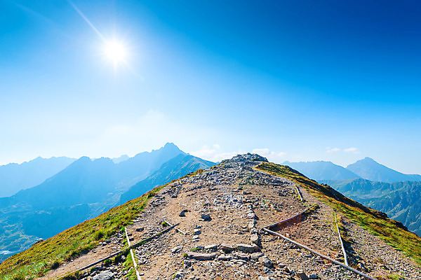 포토 JPG 해외이미지 구름 계절 공원 유럽 여행 자국 자연 하늘 산 풍경 경사 사람없음 야외 초록색 여름 파란색 계곡 맑음 하이킹 바위 정상 언덕 산등성이 장면 광택 폴란드 내추럴 슬로바키아 절정 수평선 해외202004 해외포토 자연요소 공공시설 나라 컬러 레저 날씨 돌_바위 생태계 파일형식 이미지허브