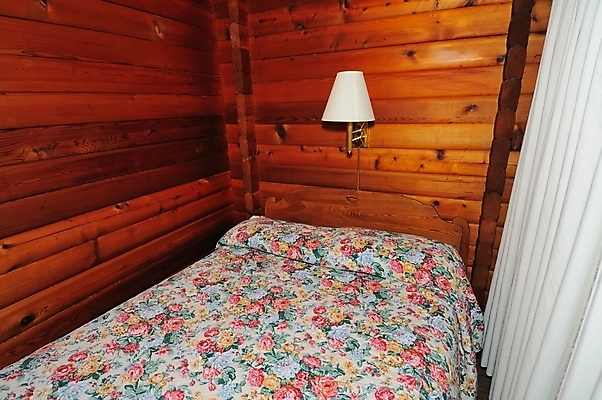 포토 JPG 해외이미지 디자인 여행 가구 컨셉 건축양식 호텔 휴식 주택 실내 사람없음 내부 목재 침실 이불 방 침대 클래식 고급 우아함 담요 싱글 시골집 질감 옛날 특별함 해외202004 해외포토 나무 건축 생활용품 재료 침구 숙소 건물 파일형식 이미지허브