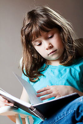 포토 JPG 해외이미지 백인 라이프스타일 여자 어린이 한명 앉기 책 스터디 청춘 독서 작음 읽기 초보 해외202004 해외포토 서양인 1 컨셉 모션 사람 생활 학습 크기 파일형식 이미지허브