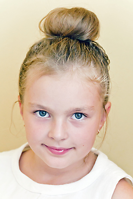 포토 JPG 해외이미지 백인 여학생 유럽 어린이 한명 파란색 금발 흰색 9 8 6 7 해외202004 해외포토 서양인 1 학생 헤어스타일 여자 나라 컬러 사람 숫자 파일형식 이미지허브