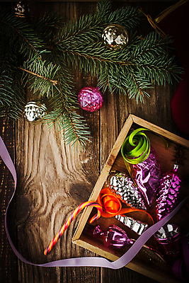 포토 JPG 해외이미지 계절 리본 분홍색 백그라운드 크리스마스 겨울 오렌지 공 유리 휴가 휴식 새해 기념 쟁반 사탕 사람없음 목재 장식 빨간색 세로 초록색 빛 상자 컬러풀 장난감 노란색 보라색 축제 종 나뭇가지 축하 소나무 달콤 은색 잔치 고드름 전나무 원뿔 옛날 테마 해외202004 해외포토 도형 나무 기념일 컬러 컨셉 과일 재료 재질 디저트 얼음 맛 파일형식 이미지허브