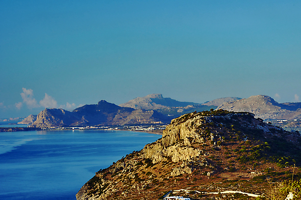 포토 JPG 해외이미지 나무 식물 구름 유럽 도로 바다 자연 하늘 아침 주택 수영장 풍경 사람없음 건물 물 태양 바위 만 지중해 그리스 동쪽 수평선 해외202004 해외포토 주간 자연요소 건축물 나라 길 교통시설 돌_바위 방향 생태계 파일형식 이미지허브