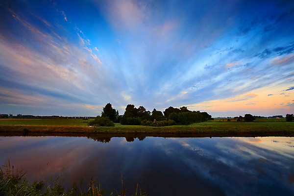 포토 JPG 해외이미지 구름 호수 하늘 아침 풍경 사람없음 야외 물 파란색 강 컬러풀 반사 노란색 일출 침묵 고요 시골 속도 네덜란드 대칭 수평선 해외202004 해외포토 주간 자연요소 유럽 컬러 노을 소리 파일형식 이미지허브