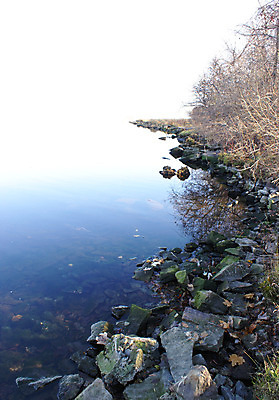 포토 JPG 해외이미지 계절 호수 자연 아침 거리 풍경 사람없음 야외 세로 물 파란색 강 추위 가을 변화 가장자리 신비 시원함 내추럴 카피스페이스 해외202004 해외포토 주간 자연요소 컬러 컨셉 공백 둘레 생태계 파일형식 이미지허브