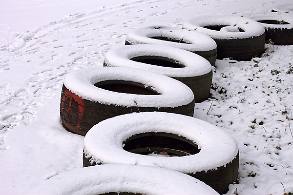 포토 JPG 해외이미지 계절 겨울 사람없음 옆모습 검은색 추위 흰색 바퀴 원형 고속도로 묶기 타이어 추적 선로 옛날 줄서기 해외202004 해외포토 도형 도로 뷰포인트 컬러 모션 파일형식 이미지허브
