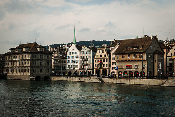 포토 JPG 해외이미지 구름 유럽 지붕 거리 주택 사람없음 건물 초록색 물 여름 도시 센터 스위스 좁은 옛날 해외202004 해외포토 자연요소 건축물 계절 나라 컬러 파일형식 이미지허브