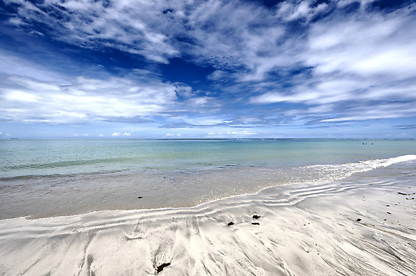 포토 JPG 해외이미지 모래 바다 신발 하늘 휴가 휴식 해변 사람없음 물 파란색 유행 브라질 해외202004 해외포토 자연요소 컬러 컨셉 남아메리카 파일형식 이미지허브
