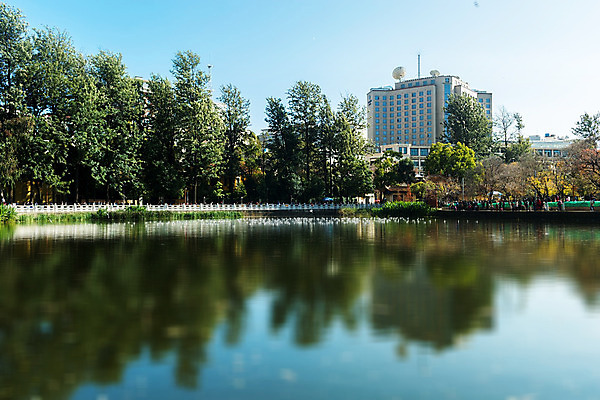 포토 JPG 해외이미지 공원 아시아 호수 여행 자연 사람 풍경 사람없음 건물 물 관광지 검은색 중국 연못 해외202004 해외포토 자연요소 건축물 공공시설 나라 컬러 생태계 파일형식 이미지허브