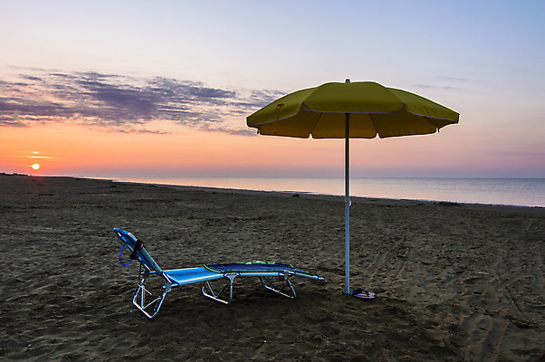 포토 JPG 해외이미지 배너 모래 파도 바다 여행 의자 우산 하늘 휴가 휴식 사람없음 태양 일출 맑음 수영 일몰 이탈리아 꿈 만 휴게실 고독 파라다이스 해외202004 해외포토 자연요소 감정 유럽 가구 컨셉 날씨 노을 수상스포츠 파일형식 이미지허브