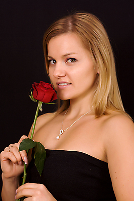 포토 JPG 해외이미지 백인 모델 라이프스타일 손 여자 꽃 행복 얼굴 꽃다발 휴식 발렌타인데이 사랑 한명 미소 사람 성인 빨간색 초록색 컬러풀 장미 유행 봄 벚꽃 표현 신선 잡기 화려 우아함 냄새 스타일 해외202004 해외포토 서양인 식물 1 계절 감정 컬러 컨셉 모션 데이이벤트 표정 생활 신체부위 파일형식 이미지허브