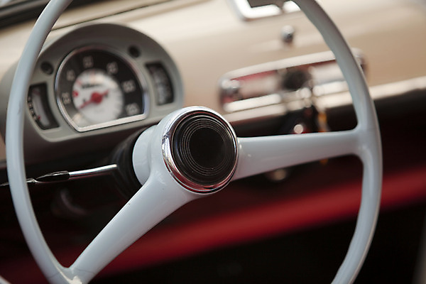 포토 JPG 해외이미지 디자인 교통시설 자동차 실내 사람없음 내부 빛 금속 이탈리아 수확 골동품 흰색 기구 바퀴 클래식 수리 향수 묘사 복고 계기판 복원 속도계 옛날 오리지널 자동 제어 회복 해외202004 해외포토 유럽 육상교통 컬러 교통 컨셉 농업 재질 화장품 시설 파일형식 이미지허브