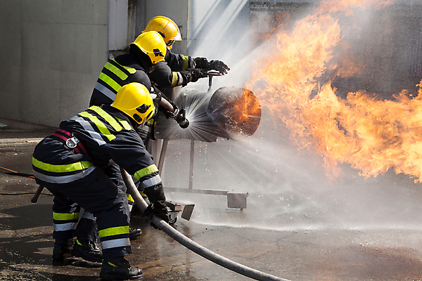 포토 JPG 해외이미지 주간 전신 불 서기 성인 야외 옆모습 뒷모습 세명 소방관 소방 화재 웅크림 소방호스 화재진압 성인만 해외202004 물대포 해외포토 자연요소 뷰포인트 모션 사람 구조원 사건 호스 진압 파일형식 이미지허브