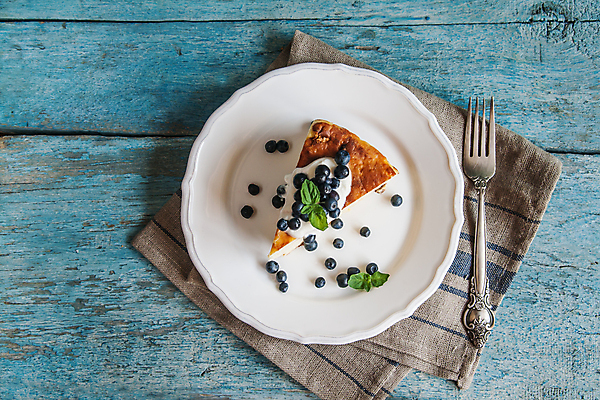 포토 JPG 해외이미지 포크 디저트 실내 사람없음 하이앵글 식탁보 블루베리 치즈케이크 나무배경 해외202004 해외포토 식기 음식 뷰포인트 백그라운드 과일 내부 케이크 파일형식 이미지허브