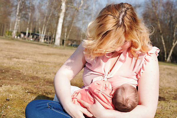 포토 JPG 해외이미지 백인 라이프스타일 공원 여자 딸 행복 유럽 음료 어린이 2 가족 포옹 자연 엄마 휴식 사랑 사람 성인 야외 두명 초록색 여름 부모 맑음 봄 육아 아기 신생아 먹기 만족 일반 돌봄 미라 수유 해외202004 해외포토 서양인 계절 공공시설 감정 나라 컬러 컨셉 관계 안기 모션 날씨 생활 생태계 파일형식 이미지허브