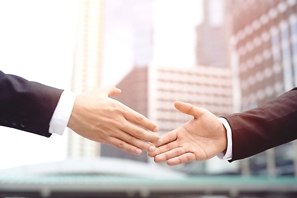 포토 JPG 해외이미지 직업 손 남자 행복 백그라운드 2 비즈니스 관계 성공 노동자 악수 함께함 사람 정장 성인 사람없음 건물 친구 사무실 힘 거래 인사 도시 업무 직장인 비즈니스맨 비즈니스우먼 그룹 닫기 동맹 떨림 지원 투자자 해외202004 해외포토 건축물 옷 여자 감정 컨셉 모션 손짓 신체부위 예절 작업 투자 파일형식 이미지허브