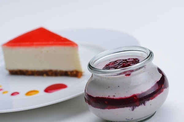 포토 JPG 해외이미지 디저트 실내 사람없음 아웃포커스 잼 흰배경 치즈케이크 해외202004 해외포토 음식 백그라운드 촬영기법 내부 케이크 흰색 소스_음식 파일형식 이미지허브