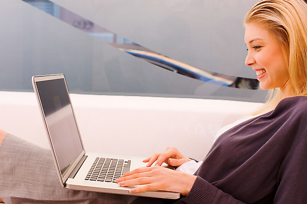 포토 JPG 해외이미지 여자 행복 인터넷 비즈니스 통신 유리 실내 한명 사람 성인 내부 옆모습 가로 치마 금발 비즈니스우먼 자신감 대표 휴대용 무선전화기 해외202004 해외포토 1 헤어스타일 감정 뷰포인트 재질 하의 직장인 전화기 오브젝트 파일형식 이미지허브