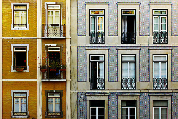 포토 JPG 해외이미지 전통 디자인 외관 유럽 여행 백그라운드 패턴 건축양식 창문 거리 주택 사람없음 야외 건물 빨간색 컬러풀 문 수확 골동품 발코니 도시 역사 도심 포르투갈 타운 리스본 옛날 해외202004 해외포토 건축물 건축 나라 컬러 무늬 농업 파일형식 이미지허브