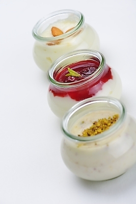 포토 JPG 해외이미지 실내 종류 사람없음 다양 세개 흰배경 일렬 푸딩 해외202004 해외포토 다수 백그라운드 디저트 3 내부 흰색 파일형식 이미지허브