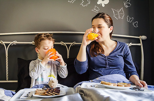 포토 JPG 해외이미지 라이프스타일 여자 행복 아들 음료 어린이 오렌지 과일 가족 베개 유리 엄마 아침 주택 쟁반 건강 소년 두명 주스 침실 침대 아침식사 먹기 토스트 해외202004 해외포토 주간 남자 감정 빵 가구 관계 침구 모션 재질 사람 건물 생활 식사 파일형식 이미지허브
