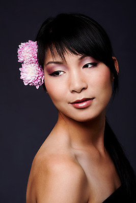 포토 JPG 해외이미지 여자 꽃 행복 얼굴 분홍색 태국 건강 그림자 한명 동양인 머리 일본 보라색 스파 중국 회색 흰색 고립 이국적 하와이인 해외202004 해외포토 외국인 식물 1 감정 아시아 컬러 사람 인종 신체부위 파일형식 이미지허브