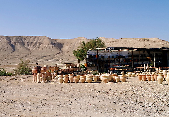 포토 JPG 해외이미지 전통 공원 문화 모래 여행 자연 하늘 산 건조 미술 풍경 사람없음 야외 여름 파란색 골짜기 계곡 성경 하이킹 사막 바위 조끼 업무 도자기 중앙 냄비 점토 지역 사암 멀리 유대인 동쪽 도예가 서쪽 옛날 이스라엘 전국 팔레스타인 해외202004 해외포토 직업 계절 공공시설 컬러 중동 종교용품 레저 문화예술 외투 돌_바위 작업 솥 방향 생태계 서아시아 파일형식 이미지허브