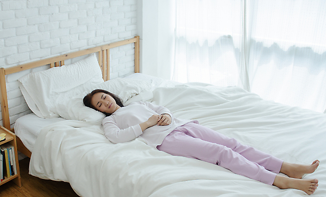 포토 JPG 해외이미지 손 여자 행복 베개 호텔 아침 휴식 주택 실내 따뜻함 사랑 한명 동양인 빛 평화 어둠 꿈 방 터치 추위 흰색 침대 신선 잠 최고 야간 시원함 담요 걱정 낮잠 부드러움 감싸기 취침시간 해외202004 해외포토 주간 자연요소 1 감정 컬러 가구 컨셉 침구 모션 숙소 사람 인종 내부 건물 신체부위 감각 파일형식 이미지허브