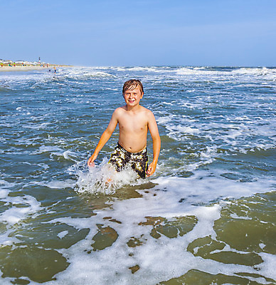 포토 JPG 해외이미지 백인 행복 감정 얼굴 어린이 모래 파도 바다 포즈 북아메리카 신체 청소년 자연 휴가 따뜻함 한명 미소 풍경 정장 소년 야외 10대 물 파란색 모래사장 햇빛 태양 갈색 맑음 수영 미국 거품 기쁨 젖음 신선 서핑 선탠 피부 긍정 대서양 빨간머리 궤 소금물 옛날 해외202004 해외포토 자연요소 서양인 1 헤어스타일 옷 남자 컬러 컨셉 날씨 표정 아메리카 사람 신체부위 수상스포츠 생태계 파일형식 이미지허브