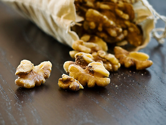 포토 JPG 해외이미지 음식 가방 재료 육류 사람없음 견과류 껍질 호두 자루 찌그러짐 해외202004 해외포토 잡화 컨셉 식재료 파일형식 이미지허브