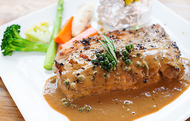 포토 JPG 해외이미지 접시 음식 백그라운드 토마토 채소 감자 육류 돼지고기 스테이크 요리 사람없음 가로 식당 식사 저녁식사 흰색 그릴 바비큐 자르기 굽기 허리 점심식사 해외202004 해외포토 식기 컬러 식재료 모션 주방용품 서양음식 신체부위 상점 구이 파일형식 이미지허브