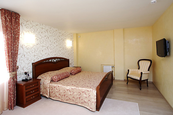 포토 JPG 해외이미지 디자인 가구 창문 베개 침구 호텔 휴식 아파트 주택 실내 사람없음 내부 장식 빛 갈색 유행 카펫 침실 거울 방 침대 램프 잠 커튼 재산 고급 우아함 담요 시트 빛망울 매트리스 진짜 퀼트 해외202004 해외포토 컬러 생활용품 컨셉 숙소 조명 건물 금융 파일형식 이미지허브