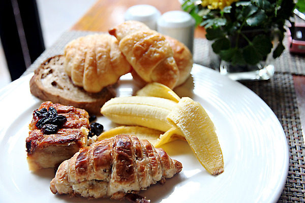 포토 JPG 해외이미지 접시 커피 음식 빵 조각 백그라운드 아침 바나나 샌드위치 육류 요리 사람없음 컵 빨간색 노란색 식당 계란 식사 튀김 흰색 맛 아침식사 굽기 먹기 배고픔 오브젝트 서빙 토스트 점심식사 짠맛 해외202004 해외포토 주간 식기 음료 컬러 컨셉 과일 식재료 모션 상점 알 구이 파일형식 이미지허브