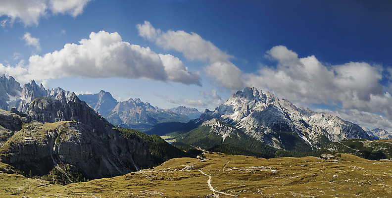 포토 JPG 해외이미지 나무 유럽 여행 자연 하늘 휴가 산 파노라마 풍경 사람없음 야외 초록색 여름 계곡 맑음 놀람 이탈리아 하이킹 가을 시골 숲 알프스 북쪽 전나무 남쪽 절정 해외202004 해외포토 식물 계절 감정 나라 컬러 레저 날씨 촬영기법 표정 방향 생태계 파일형식 이미지허브