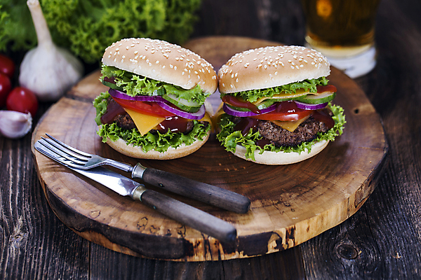 포토 JPG 해외이미지 포크 패스트푸드 실내 사람없음 두개 햄버거 나이프 인스턴트 정크푸드 나무받침 나무배경 해외202004 해외포토 식기 음식 백그라운드 2 내부 목재 칼 받침대 파일형식 이미지허브