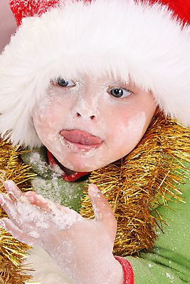 포토 JPG 해외이미지 크리스마스장식 크리스마스 한명 소년 빨간색 초록색 주방 흰색 황금 굽기 준비 밀가루 성분 솜털 걸음마 해외202004 해외포토 1 기념일 남자 어린이 컬러 모션 사람 가루 구이 파일형식 이미지허브