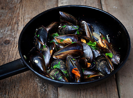 포토 JPG 해외이미지 전통 접시 음식 빵 바다 백그라운드 조개 파슬리 건강 요리 사람없음 목재 식당 와인 검은색 식사 프랑스 껍질 시골 신선 클래식 고수 강의 허브 해산물 크림 확인 홍합 프랑스어 노르망디 삶기 해외202004 해외포토 나무 식물 문자 식기 유럽 컬러 컨셉 채소 재료 어패류 주류 상점 향신료 파일형식 이미지허브