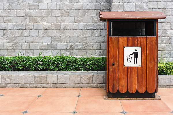 포토 JPG 해외이미지 디자인 길 벽 가구 벽돌 사람없음 야외 목재 장식 초록색 상자 회색 쓰레기통 구멍 떨어짐 쓰레기 폐기물 컨테이너 양동이 선로 해외202004 해외포토 나무 산업 컬러 생활용품 컨셉 재료 파일형식 이미지허브