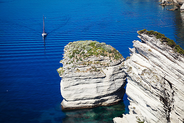 포토 JPG 해외이미지 캐릭터 유럽 모래 바다 자연 하늘 휴가 주택 풍경 사람없음 물 파란색 마을 어둠 프랑스 바위 흰색 저녁 땅 지중해 내추럴 코르시카 해외202004 해외포토 자연요소 나라 컬러 섬 건물 돌_바위 야간 생태계 파일형식 이미지허브